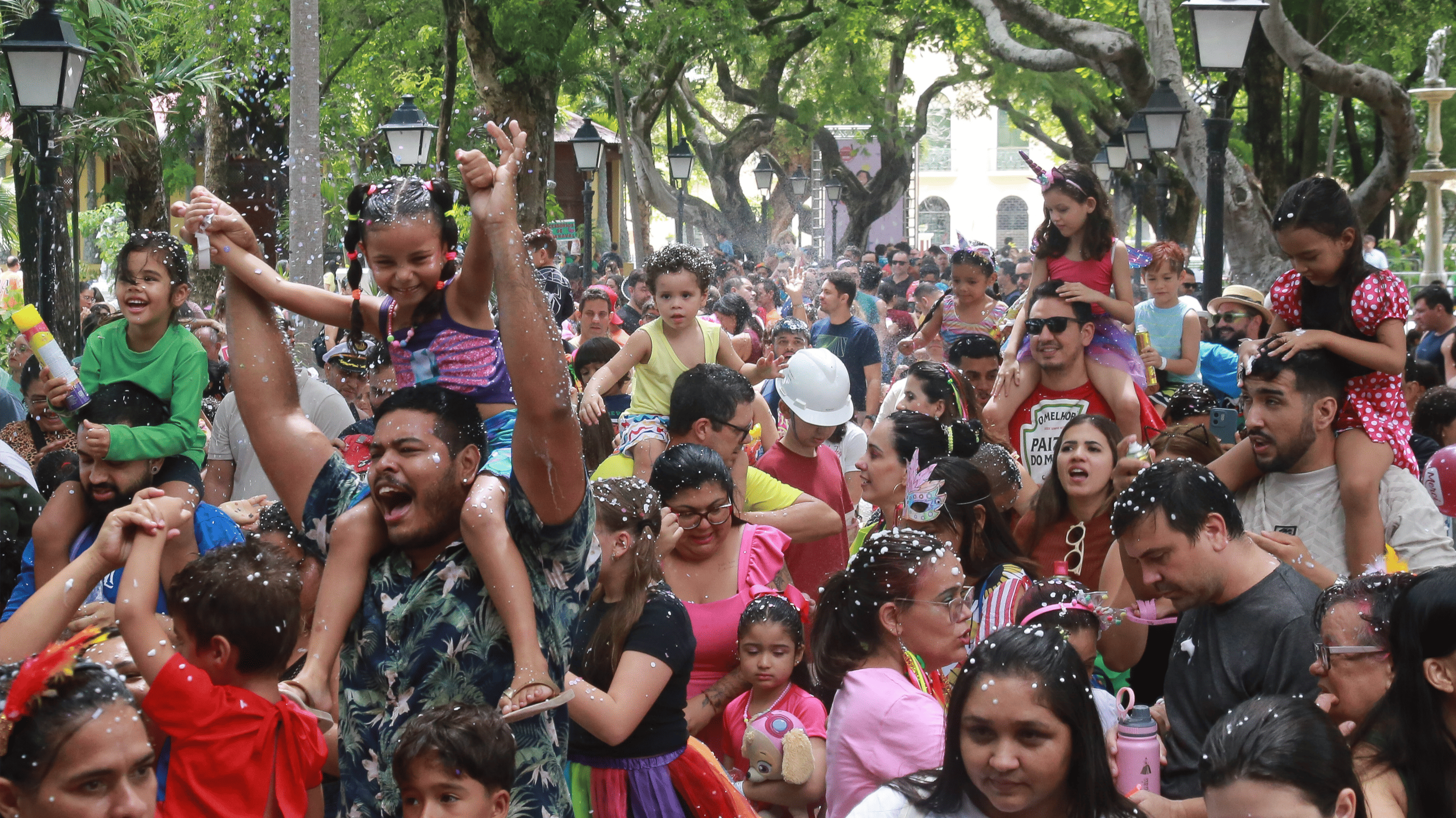 Além da programação infantil, o domingo de Carnaval mantém o ritmo da festa em diversos pontos da cidade, com desfiles de maracatus na Avenida Domingos Olímpio